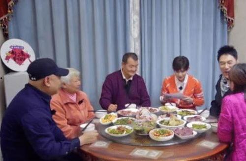 全家戴着凳子吃瓜,共享夏日吃瓜时光