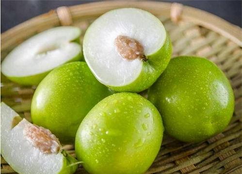 鄂州妇女吃瓜,共享夏日清凉时光