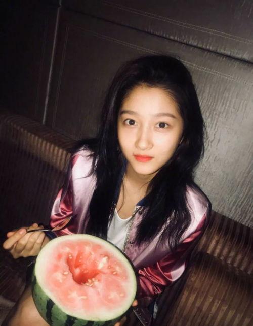 网友吃瓜照片,娱乐圈最新“瓜”来袭，揭秘明星幕后故事