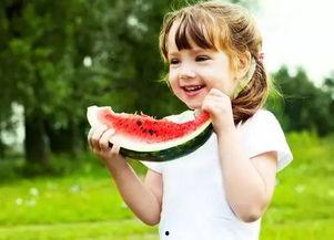 老小孩吃瓜,品味岁月，共享瓜香时光