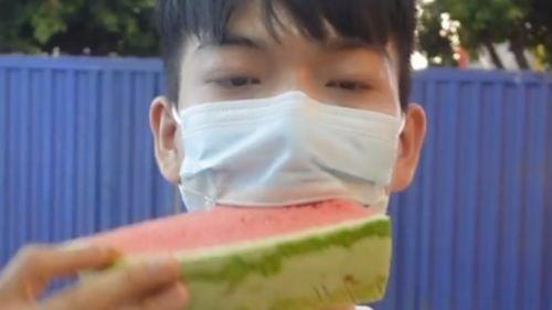 口罩吃瓜  第1张