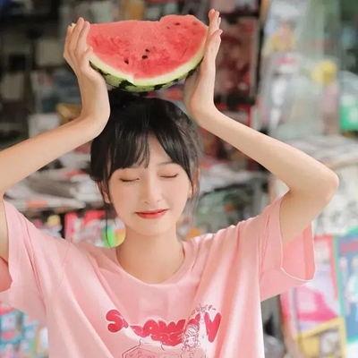 吃瓜少女情侣图片,吃瓜少女与男友的甜蜜互动图集  第2张