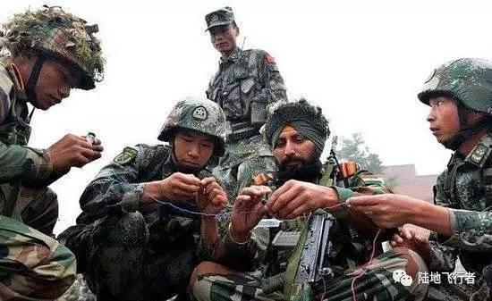 叶夕雾士兵吃瓜,瓜田里的军旅生活  第2张