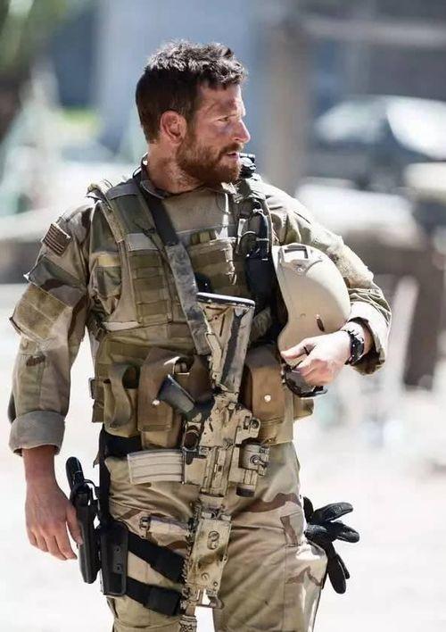 叶夕雾士兵吃瓜,瓜田里的军旅生活  第3张